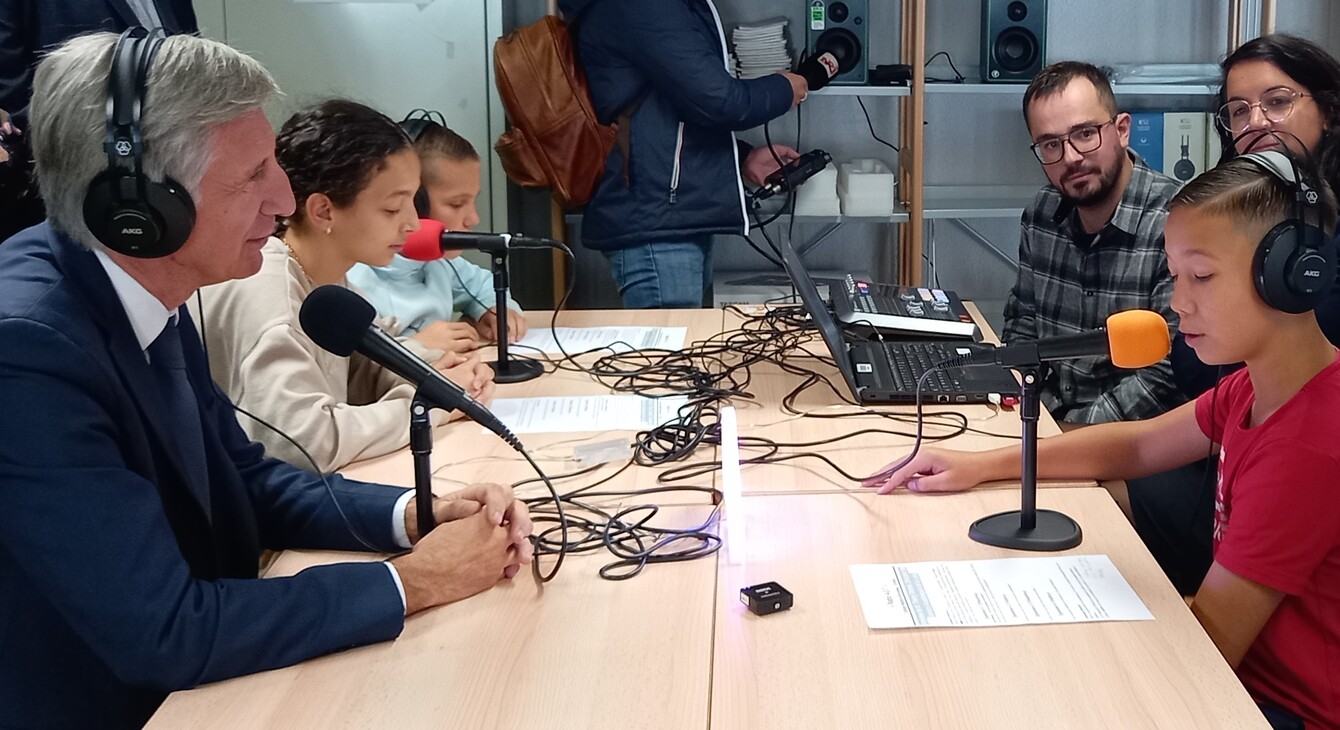 Monsieur L'IA DASEN de la Loire et des élèves en studio radio