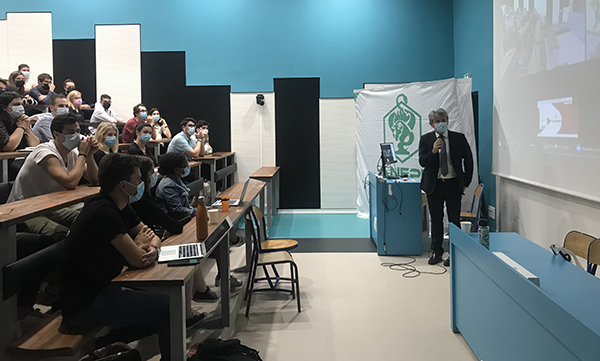 Gabriele Fioni lors d'un discours devant un amphithéâtre