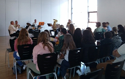 Rentrée en musique : élèves devant un orchestre