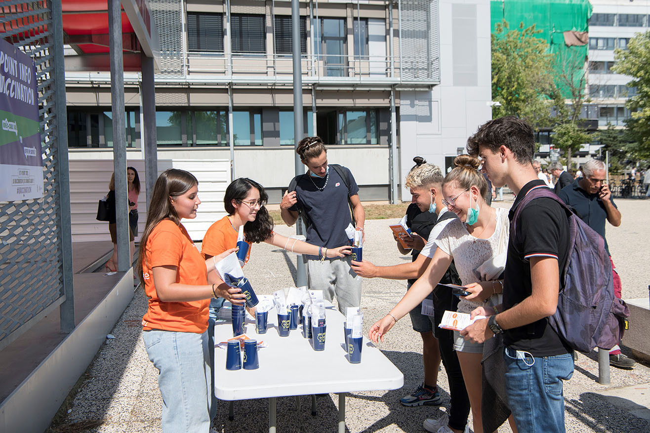 Stand d'information sur la vaccination tenu par deux étudiantes en santé