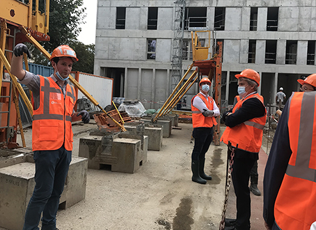 Le recteur Fioni et l'équipe de construction