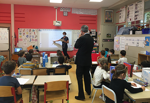 Le recteur Olivier Dugrip dans une salle de classe