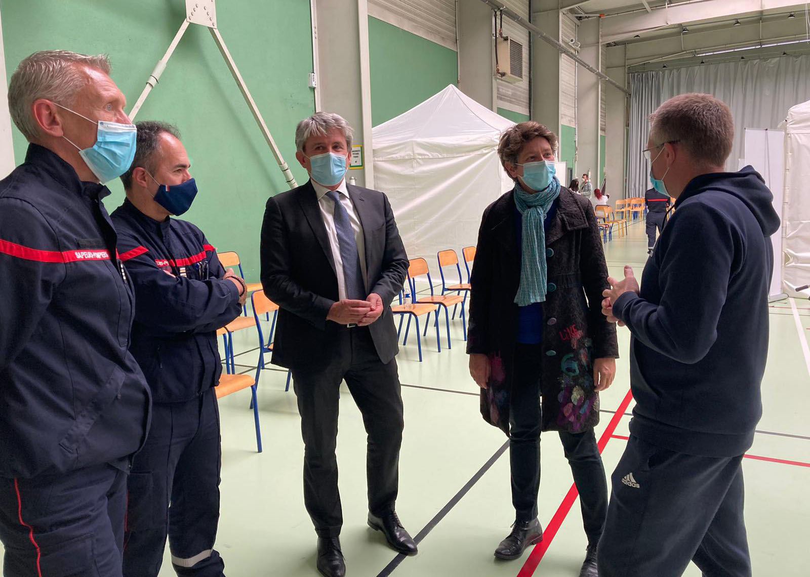 Le recteur Gabriele Fioni et Nathalie Dompnier en présence des sapeurs-pompiers