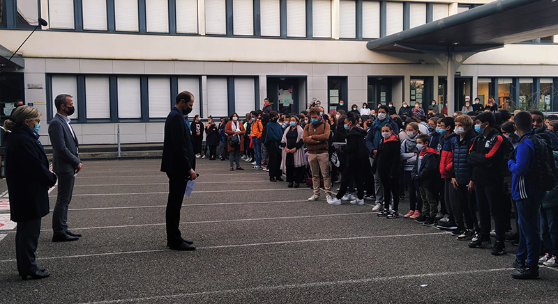 Minute de silence dans la cour du collège