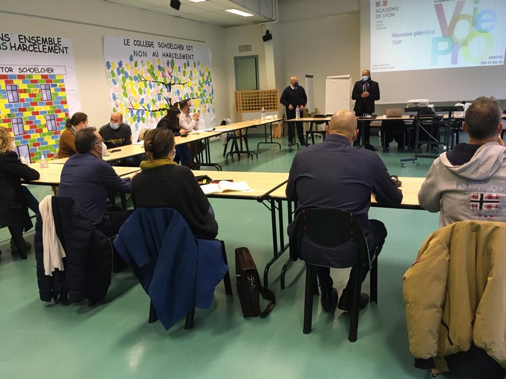 Salle de classe avec les participants à la présentation de la voie professionnelle