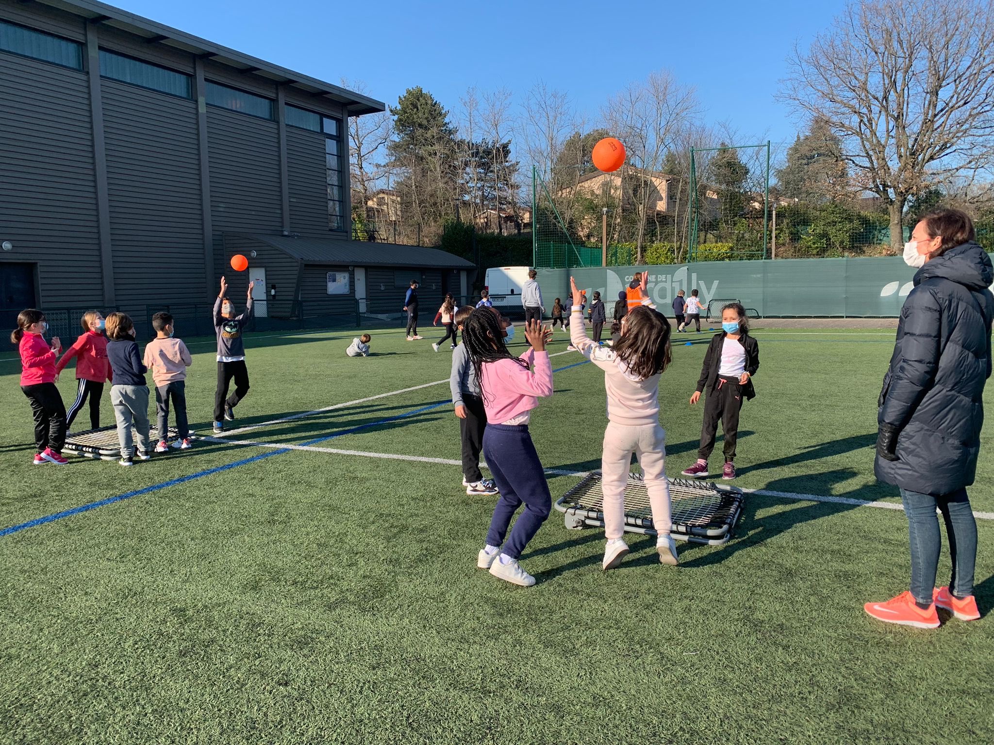 Enfants pratiquant du sport sur un terrain