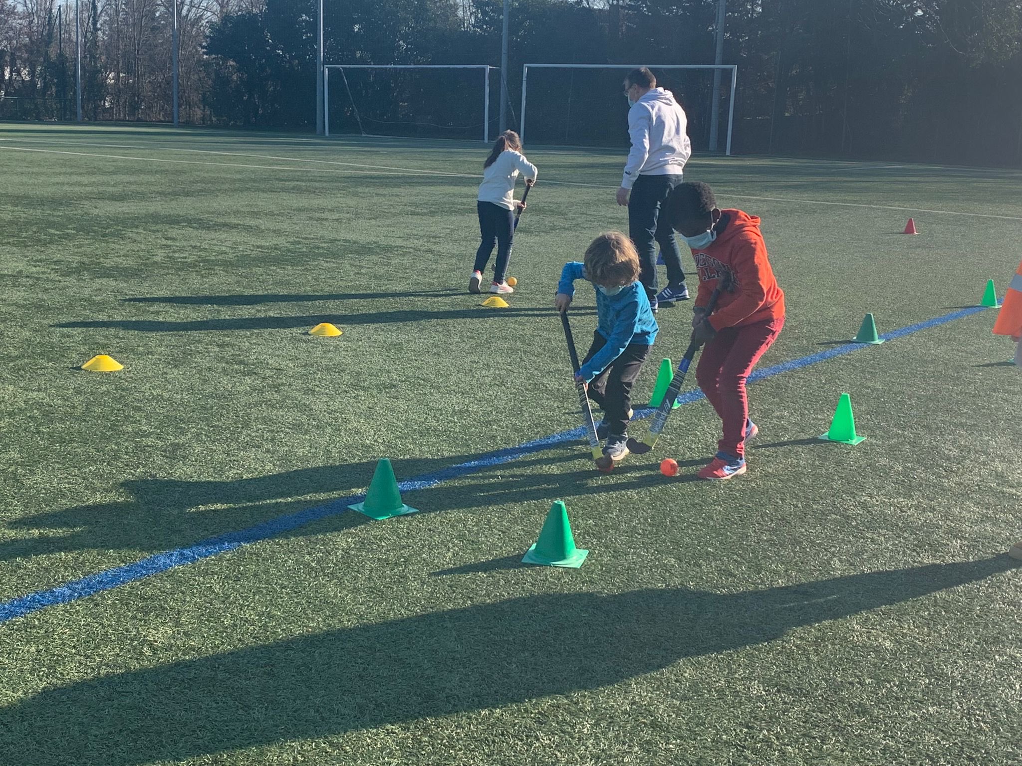 Enfants jouant au hockey sur gazon