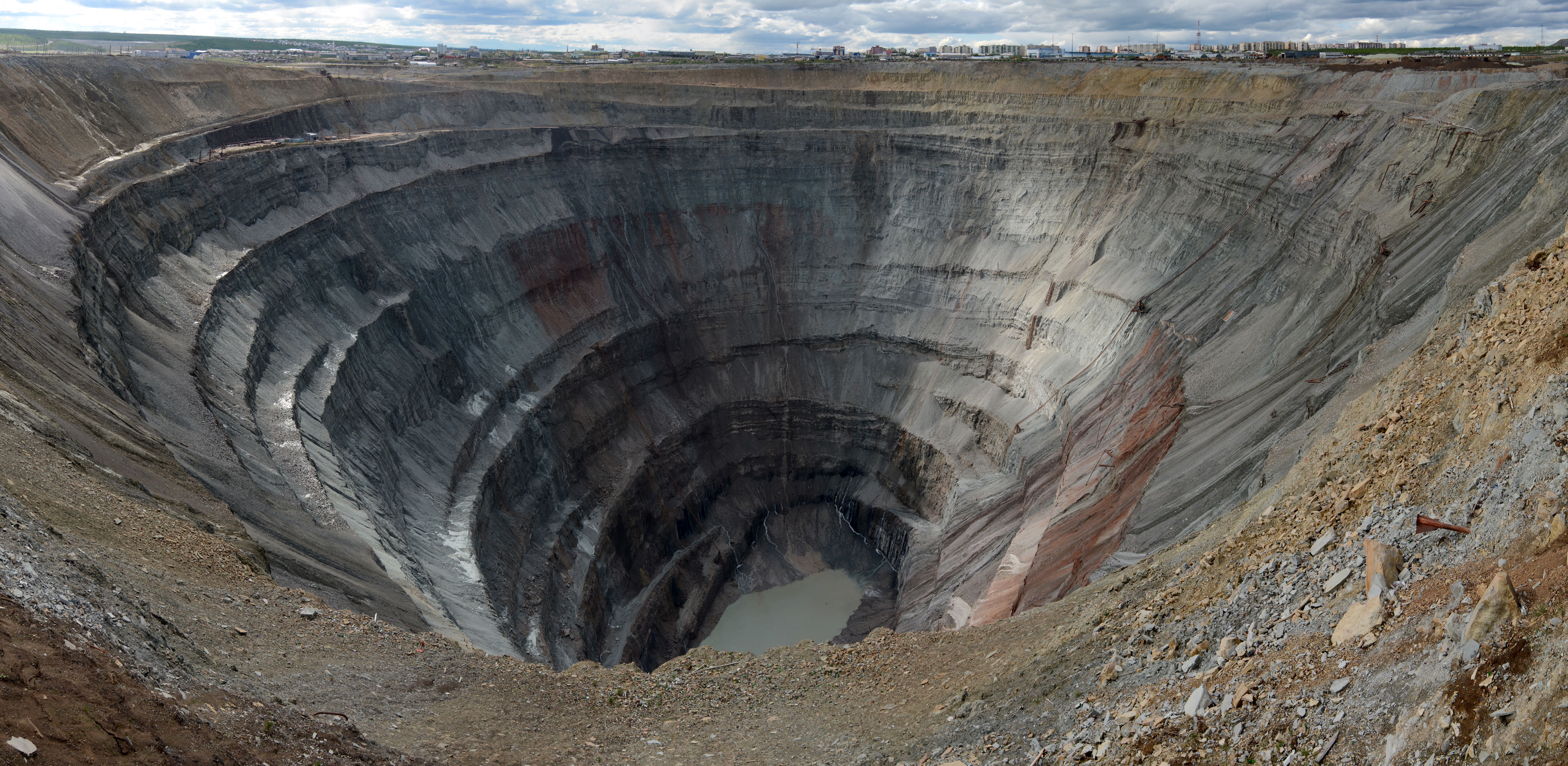 Image : Staselnik, La mine Mir, mine de kimberlite et de diamant à ciel ouvert située à Mirny, en Yakoutie (Extrême-Orient russe), 2014