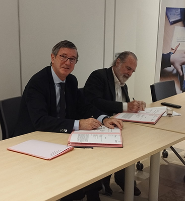 Le recteur Olivier Dugrip et le professeur Alain Bentolila signant la convention.