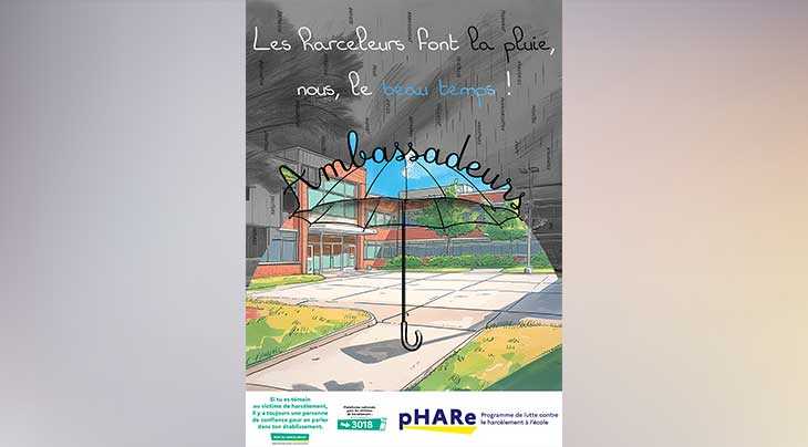 Affiche récompensée au concours NAH : Illustration d'une cour d'école, la moitié supérieure sous la pluie, l'autre moitié protégée par un parapluie. Le parapluie est représenté par un dessin au trait avec le mot "Ambassadeurs" inscrit sur sa partie supérieure. En haut de l'affiche, le slogan : "Les harceleurs font la pluie, nous le beau temps." En pied de page, le logo et le numéro vert pour tout renseignement ou signalement de situation de harcèlement : le 3018, ainsi que le logo Phrare.