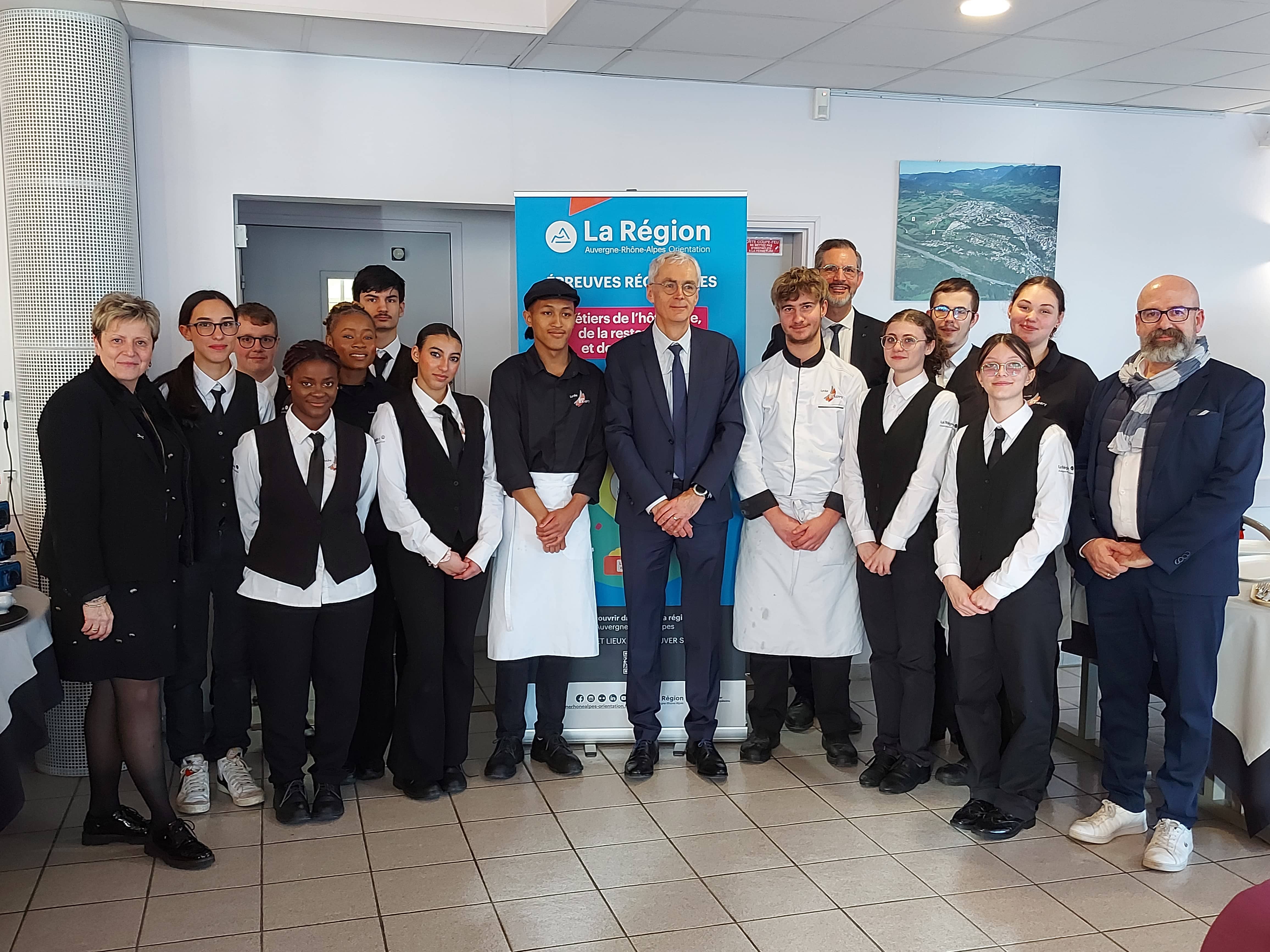 Les élèves de la classe de 1ère Baccalauréat professionnel « Service et cuisine » encadrés par Corinne Robert, directrice déléguée aux formations professionnelles et technologiques et Olivier Alaux, proviseur du lycée. Au centre, Pascal Clément, IA-DASEN 