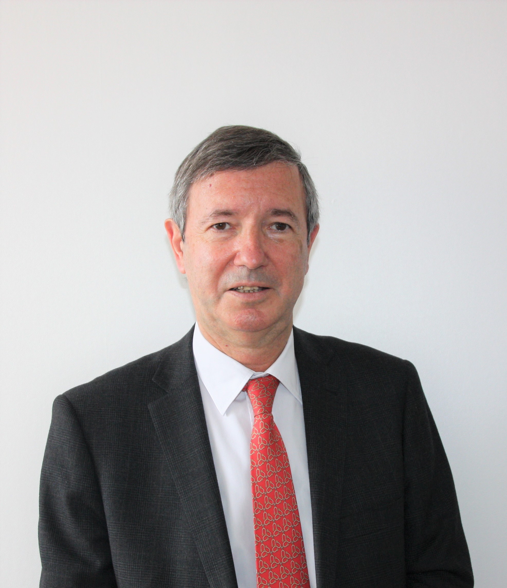 Portrait officiel d’Olivier Dugrip, en costume, de face, sur fond neutre