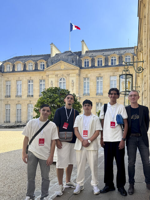 Concours de la Flamme de l’égalité 2025 lycéens et leur professeur