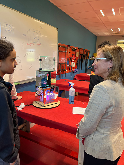 Lycéens et Mme la Rectrice au lycée