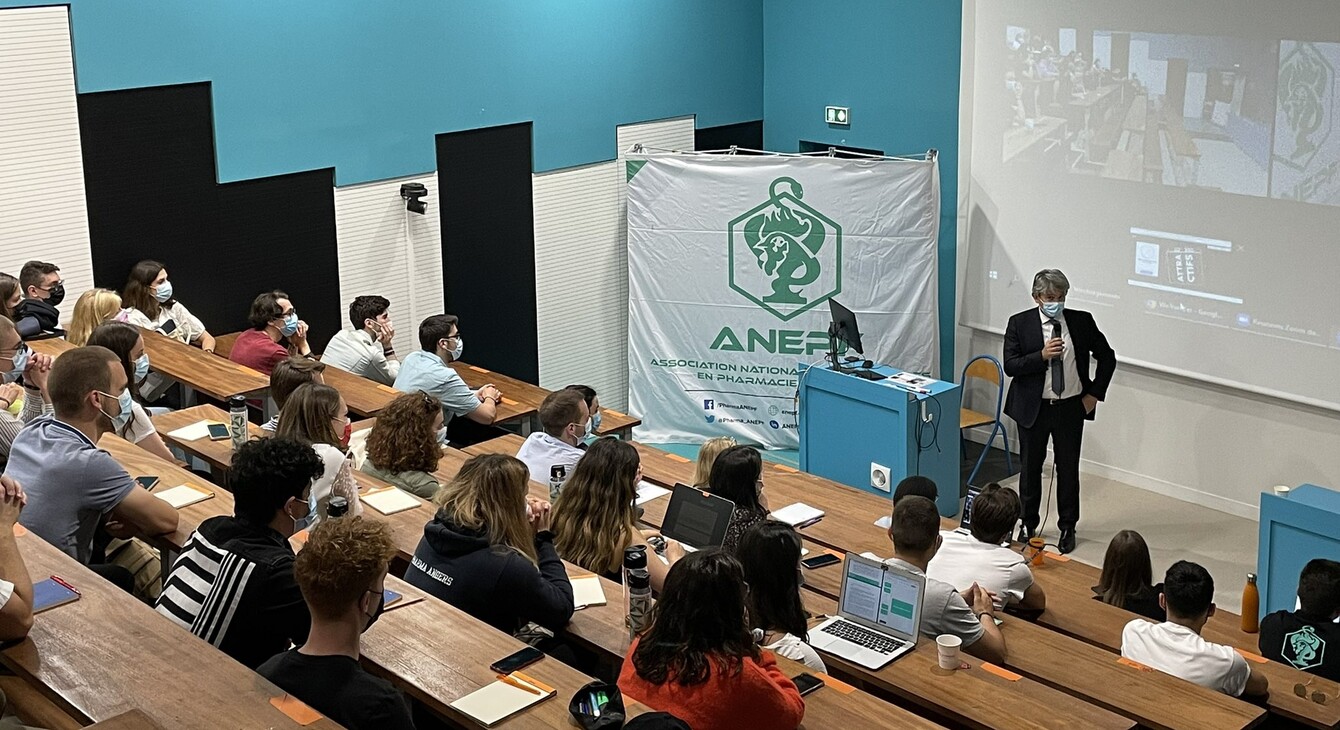 Gabriele Fioni lors d'un discours devant un amphithéâtre