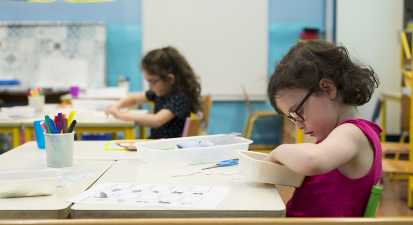 Enfant de maternelle à son bureau