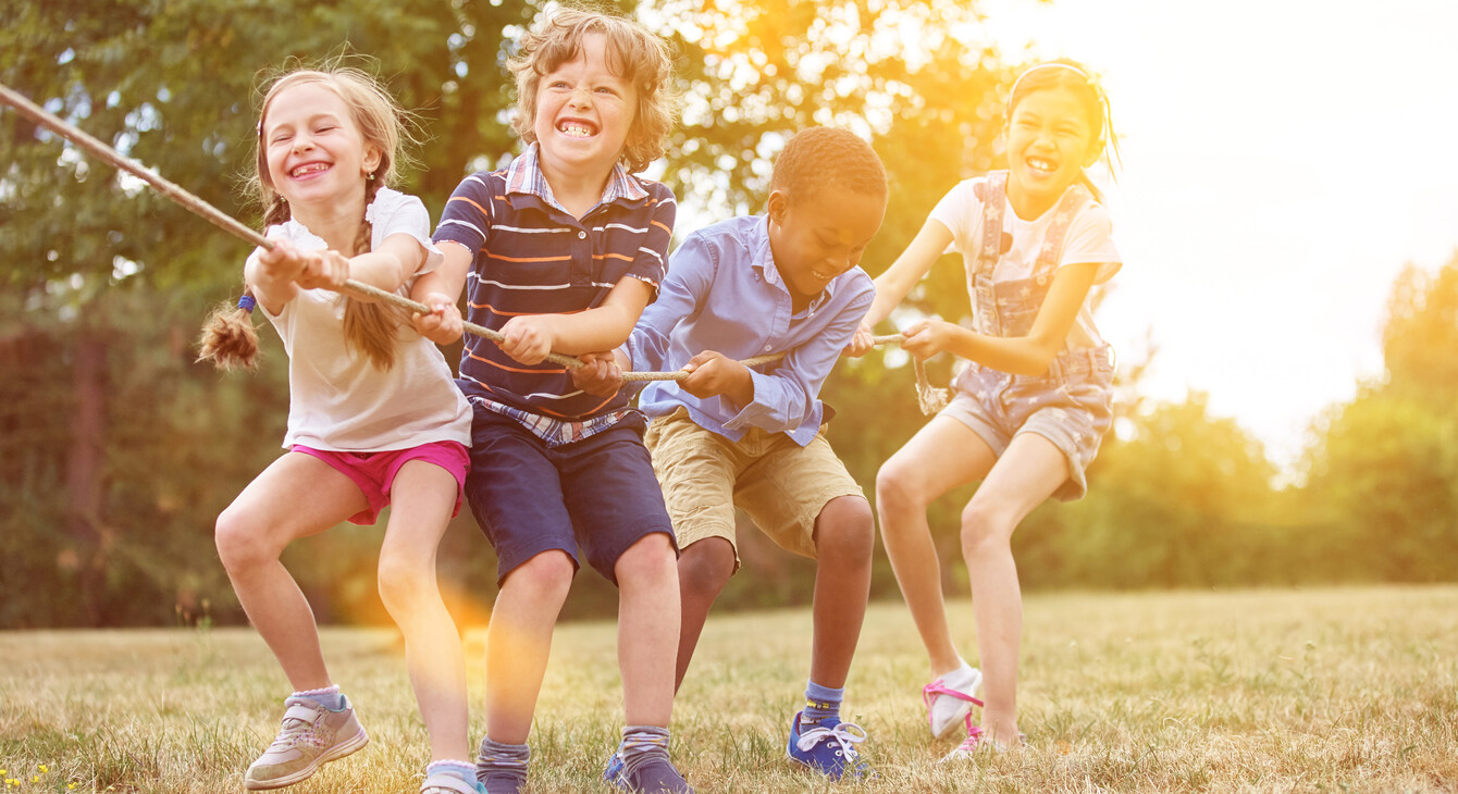 4 enfants tirant sur une corde