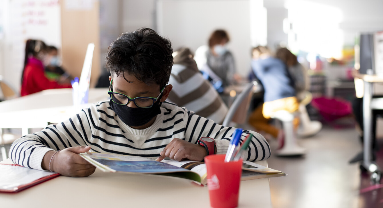 Elève en train de lire