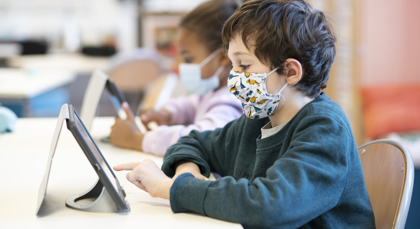 Enfant avec une tablette numérique