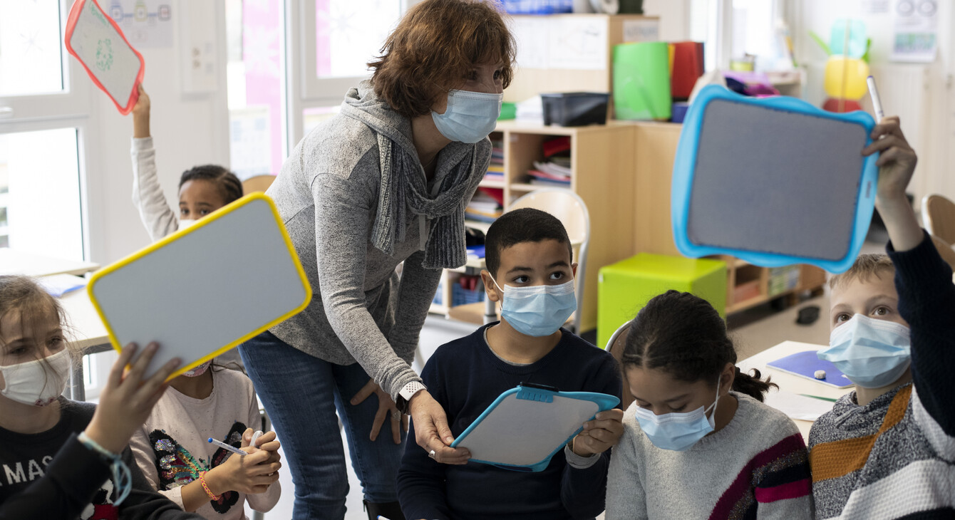 Enfants dans une salle de classe avec leur professeur