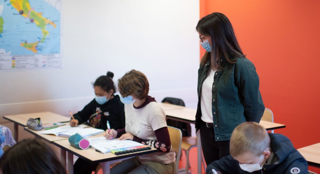 Enseignante dans une classe de collège