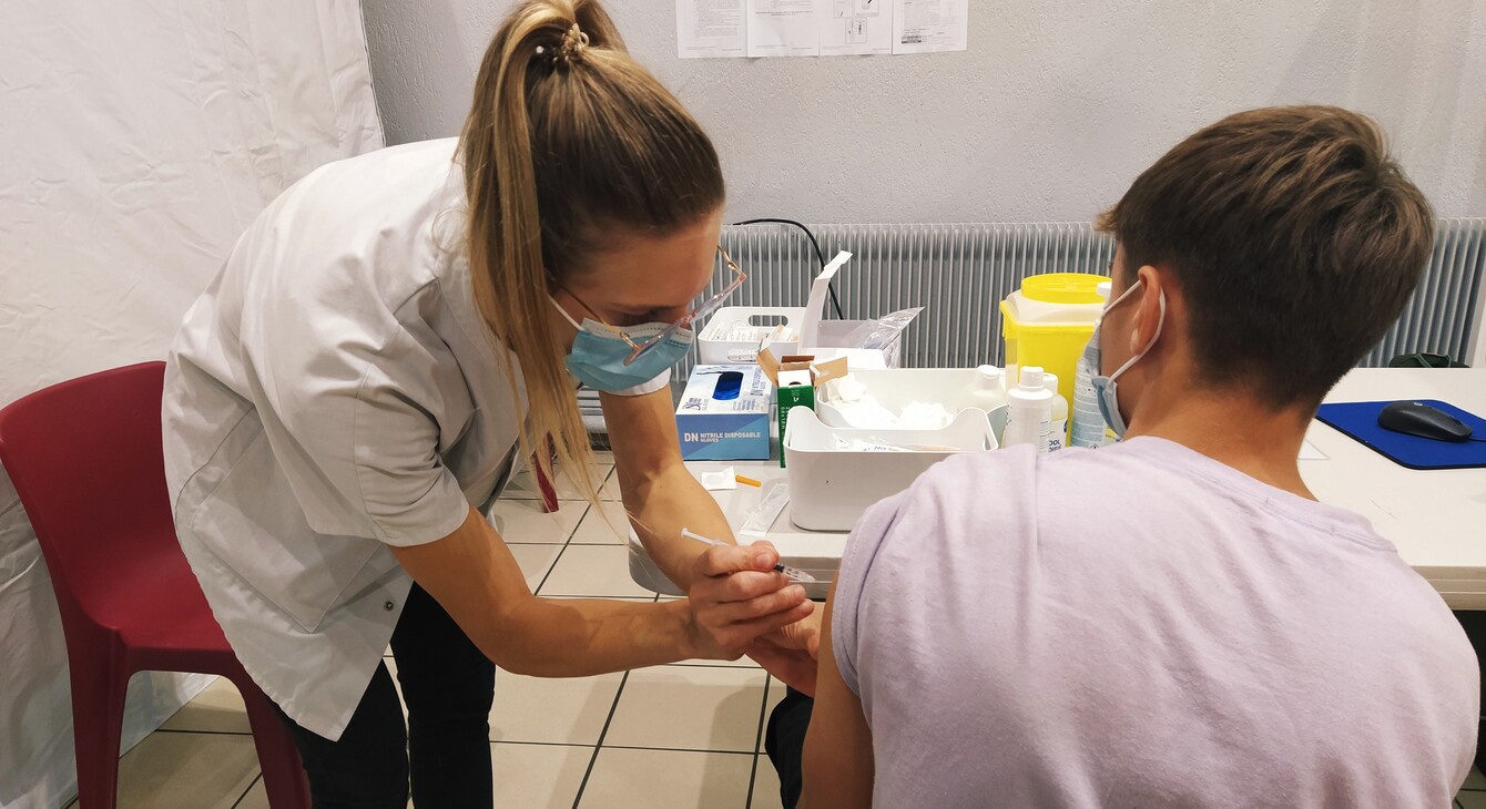 Un lycéen se faisant vacciner