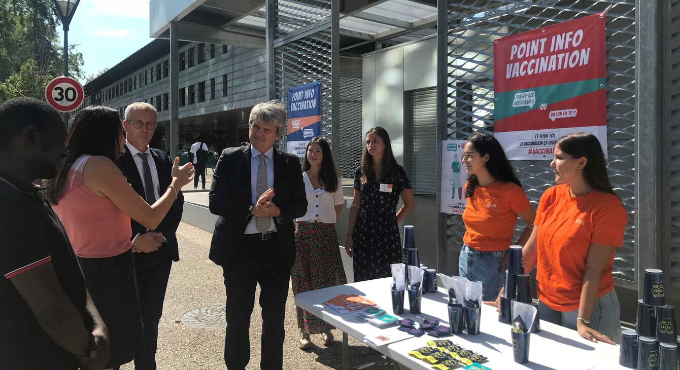 Le recteur Fioni à la rencontre des étudiantes en santé tenant un stand d'information sur la vaccination