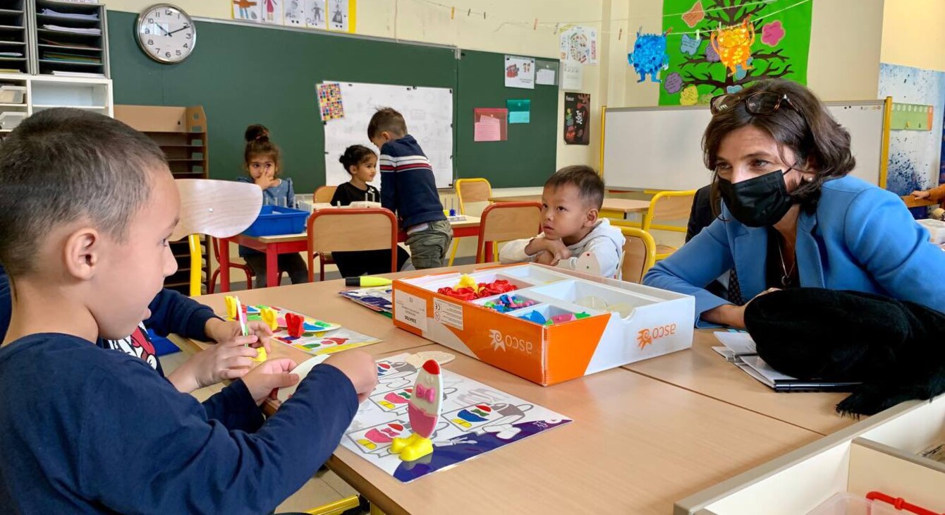 Nathalie Elimas dans une salle de classe avec des élèves