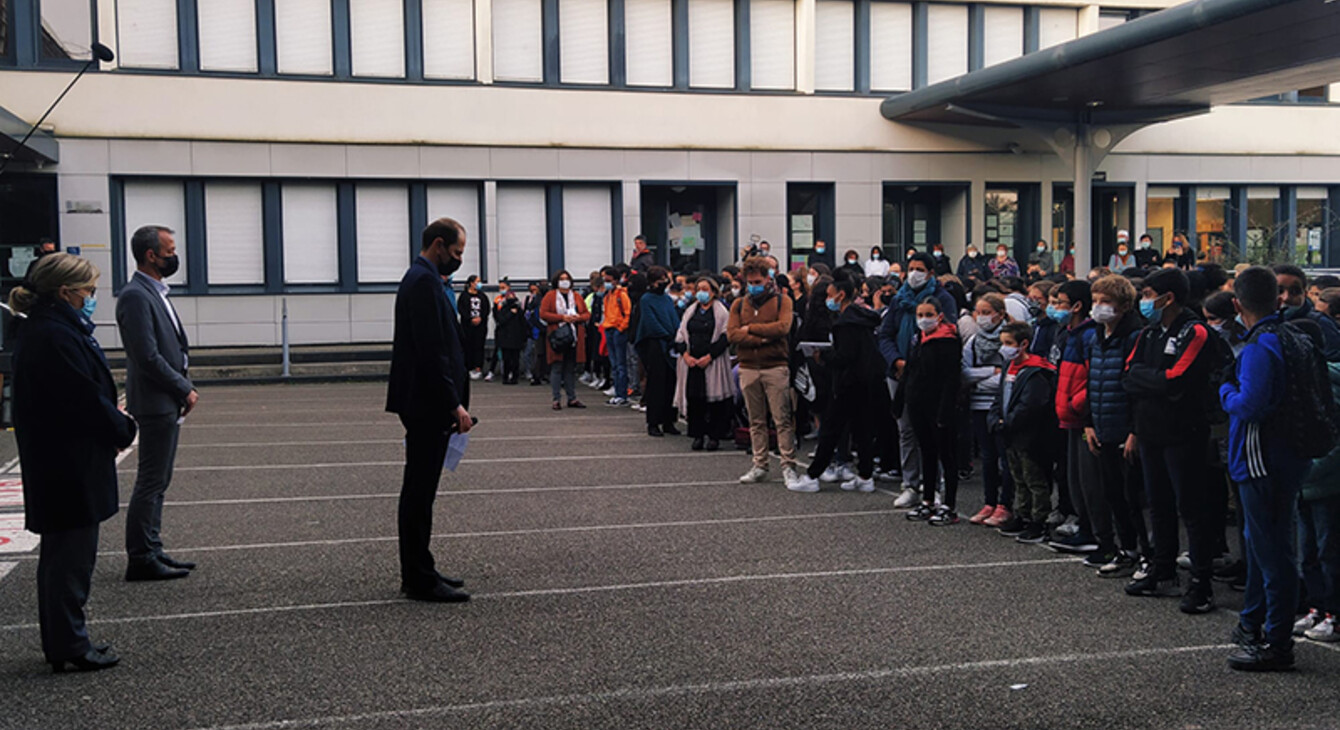 Minute de silence dans la cour du collège