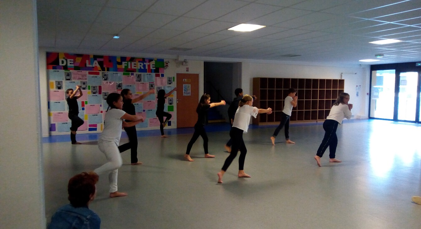 élèves lors de l'atelier de danse urbaine