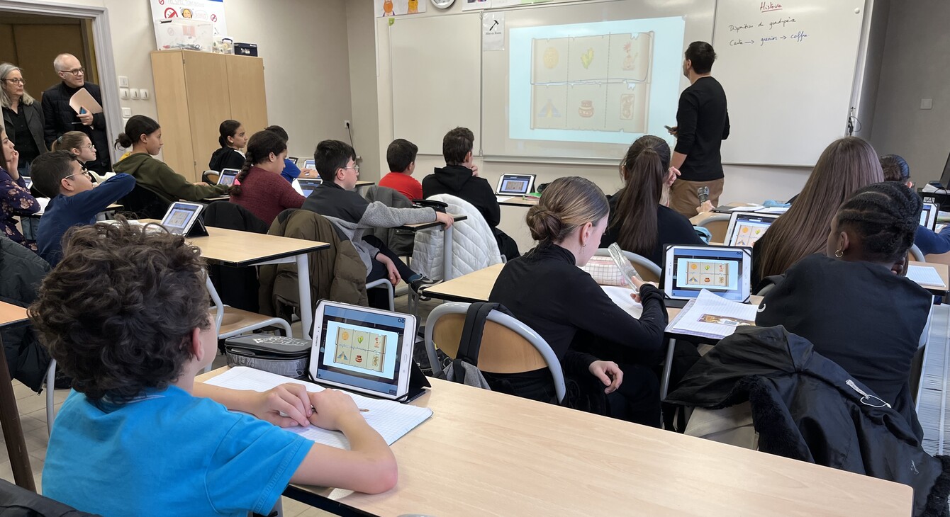 Le recteur Olivier Dugrip dans une salle de classe