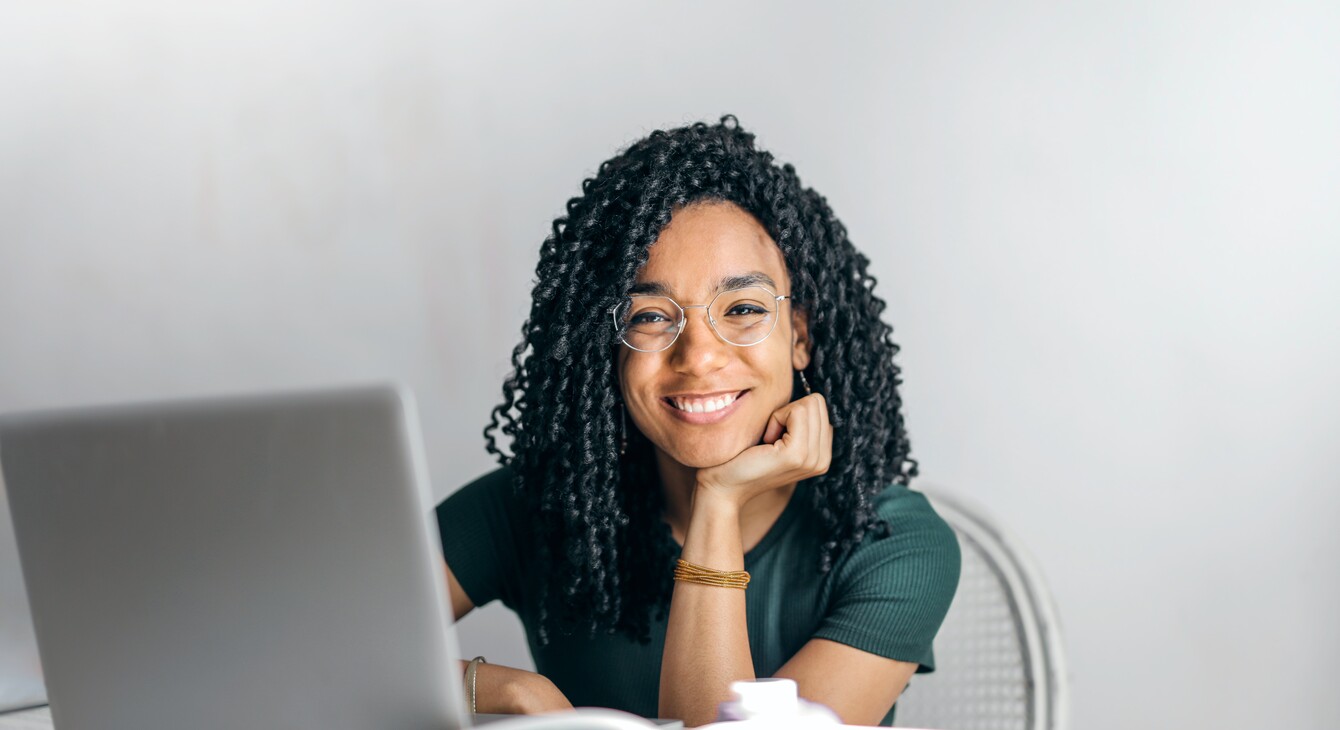 Jeune femme assise devant son ordinateur