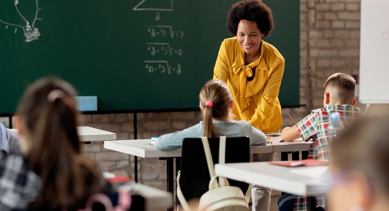  Enseignante qui parle à ses élèves dans une salle de classe.
