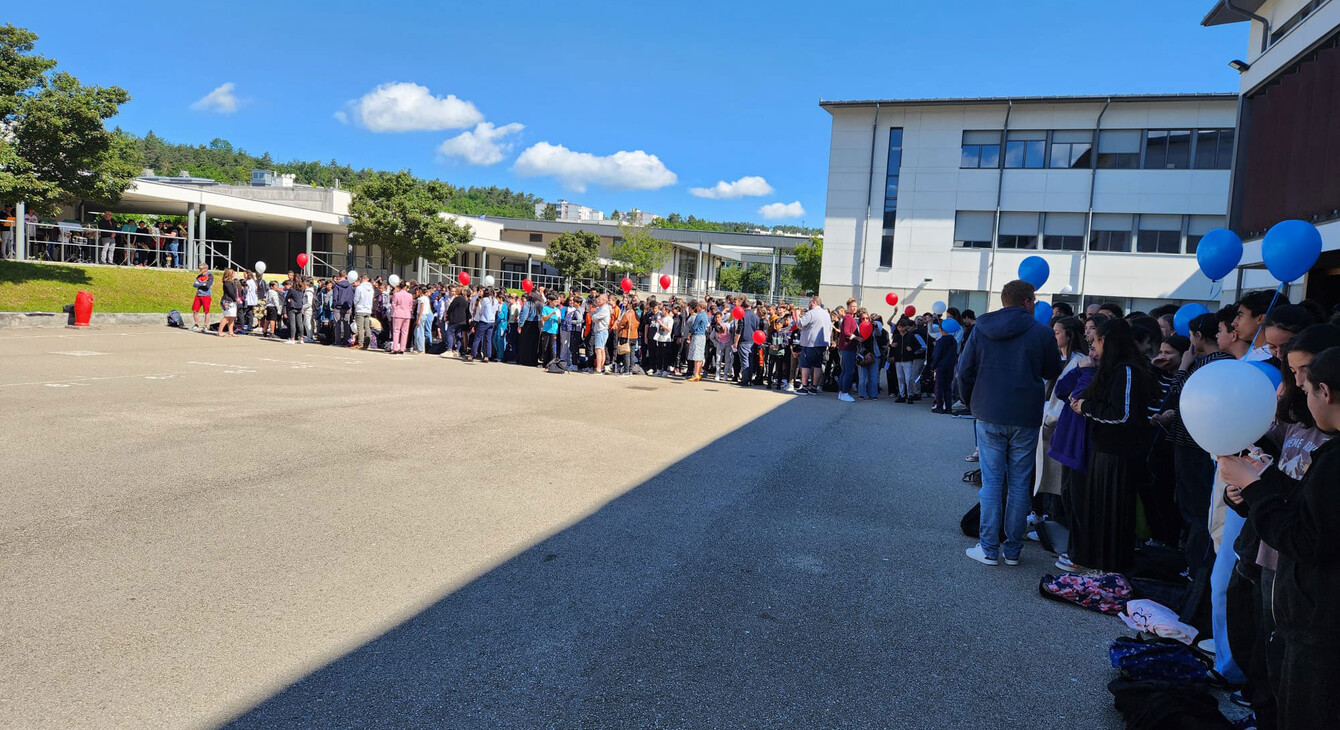 Les élèves du collège Ampère réunis dans la cour