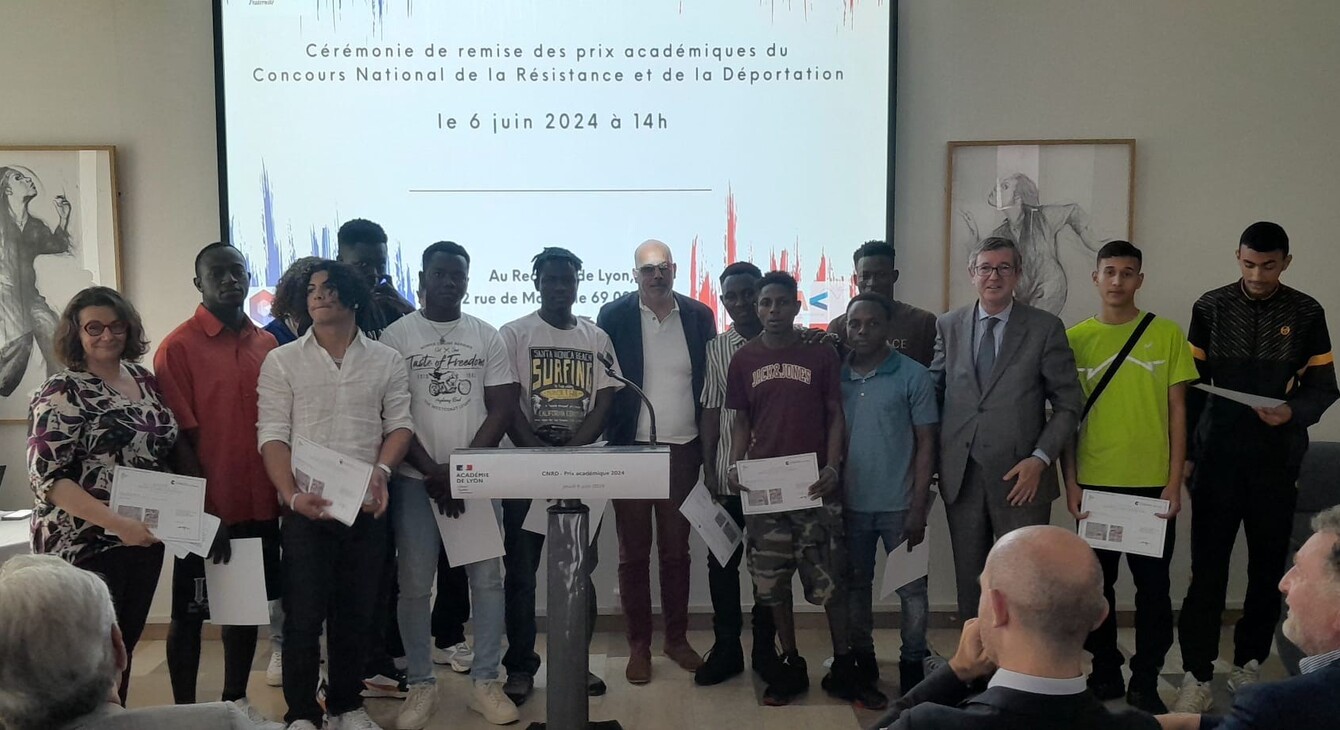 M Dugrip, Recteur de l’Académie, remet le prix aux élèves de 1CAP MIS en présence de M. Guechi Proviseur du Lycée Professionnel André Cuzin et Mme Fabre, enseignante à l’initiative du projet.