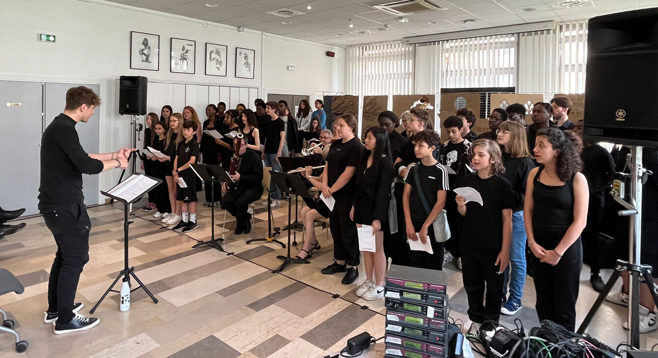 Les élèves du collège Verrazane célèbrent la fête de la musique au rectorat de Lyon