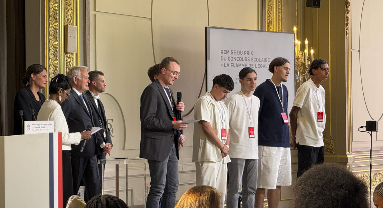 Lycéens et professeur prix à l'Elysée