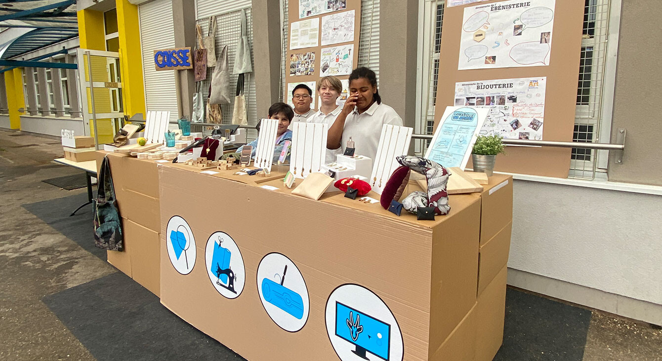 eleves 3e stand pop up