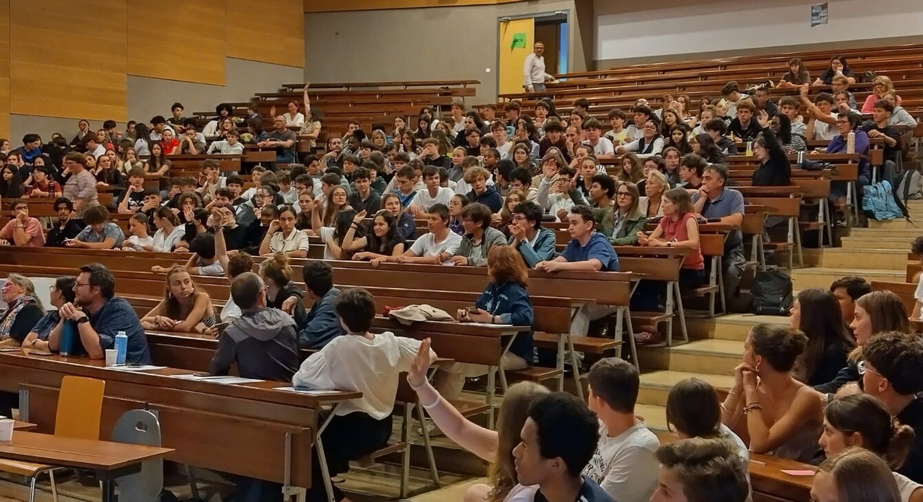Photo lycéens dans un amphi