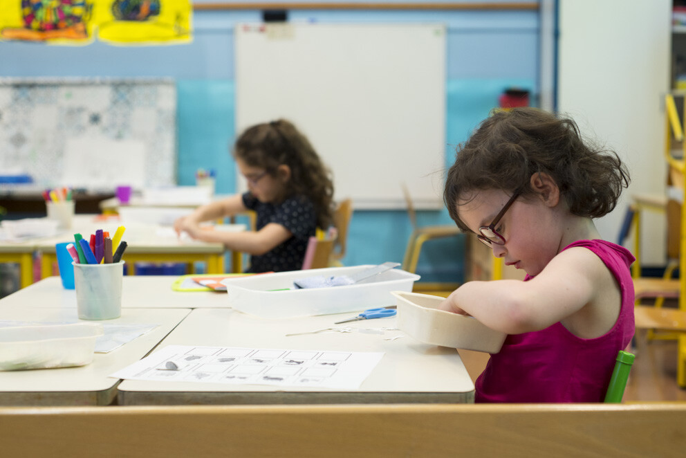 Enfant de maternelle à son bureau