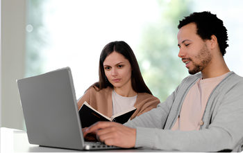 Personnes qui travaillent sur ordinateur