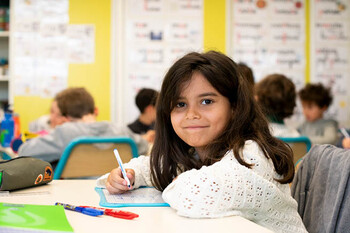 Fille en école souriante