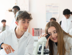 fille et garçon en classe de sciences
