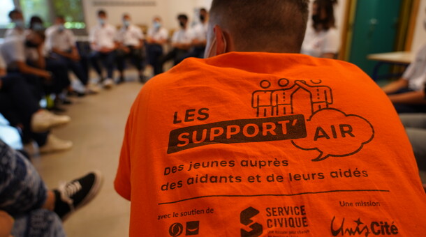 Un t-shirt "Les support'air : des jeunes auprès des aidants et de leurs aidés"