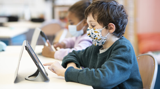 Enfant avec une tablette numérique