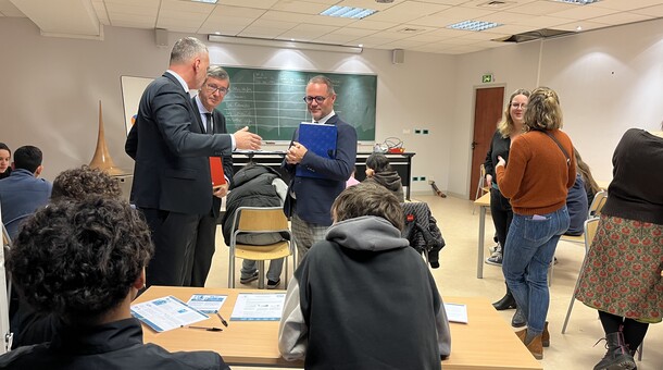 Le recteur Olivier Dugrip dans une salle de classe