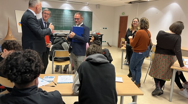 Le recteur Olivier Dugrip lors de son déplacement à la Maison des mathématiques et de l'informatique