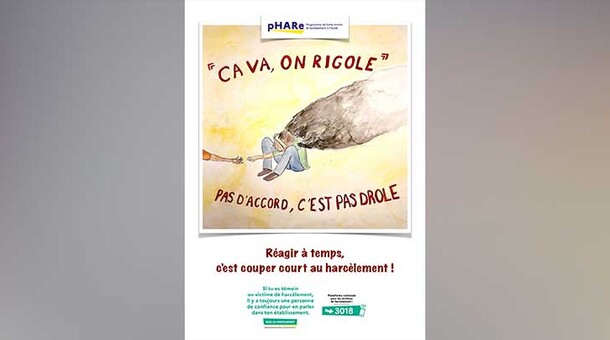 Affiche récompensée au concours NAH : Illustration d'un enfant seul, assis, avec un nuage gris-noir en arrière-plan. Une main tendue vers lui, accompagnée du slogan : "ÇA VA, ON RIGOLE ? PAS D'ACCORD, C'EST PAS DRÔLE." Sous-titre : "Réagir à temps, c'est couper court au harcèlement !" En pied de page : logo "Non au harcèlement" et numéro vert : 3018