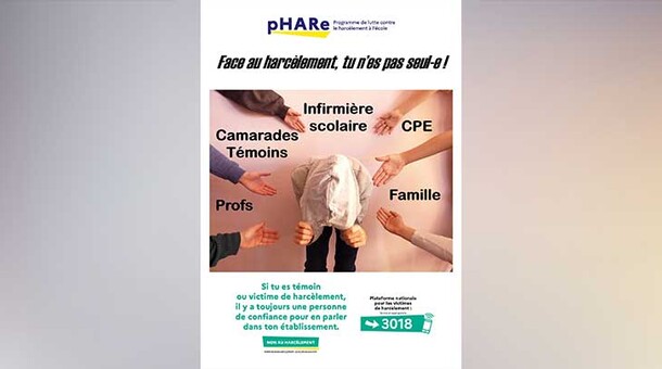 Affiche récompensée au concours NAH : En haut, le logo Phare. Juste en dessous, un slogan : "Face au harcèlement, tu n'es pas seul !" Au milieu, une photo d'un élève recroquevillé, cachant son visage avec la capuche de son sweat. Autour, des mains le désignant, avec des mots clés : infirmière scolaire, CPE, famille, profs, camarades témoins. En pied de page, le logo et le numéro vert pour tout signalement de harcèlement : 3018.