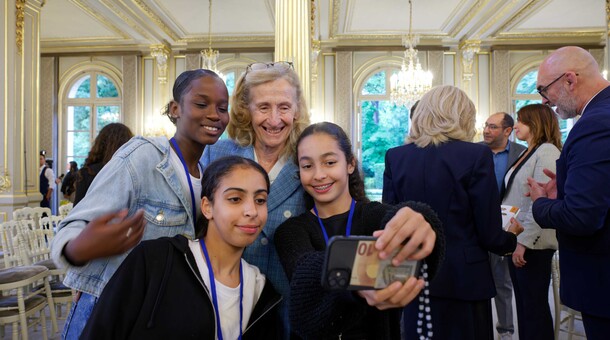 Des élèves posant à l'Élysée.